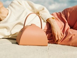 毎年人気案件！早めのエントリーおススメ！【SUMMER SALE販売応援】繁忙期特別時給1750～1800円＋交◇未経験OK＜即日～9/中旬　入間アウトレット＞ 日本でも大人気のNYブランドで販売補助＆バックヤード◇ 親子で共有したりと幅広い年齢層で愛用され続ている有名ブランド◇学生さん.20代.30代.40代スタッフさん活躍中！週払いOK・車通勤相談OK＜専用フォームの返信＆オンラインで簡単登録＞tan-A-sale-ch-d