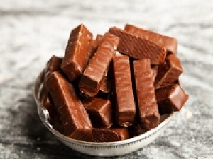 即日～長期 (期間相談OK)【 実働7～7.5H相談OK】時給1500円+交＜上大岡京急＞神戸発！老舗洋菓子メーカーの人気店◇人気NO1のなめらかプリン、クリームチーズのこくが引き立つチーズケーキ等◇ロングセラー商品が豊富なショップで洋菓子販売◇実働時間内に着替え時間あり / 週払いOK / 制服貸与あり / 20代.30代40代前半女性スタッフさん多数活躍中＜専用フォーム返信＆オンラインで簡単登録＞FD-T-moz①-d