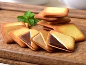 即日～長期 ＜羽田空港＞高時給1700円＋交通費全額支給◇高待遇◇5:45～18:00内シフト制 ※6:00～も相談可◇週4～5日◇バームクーヘンやバタ―サンドなど焼き菓子の販売◇菓子未経験さんも歓迎◇週払い可◇学生.20代.30代.40代男女スタッフさん活躍中！＜専用フォーム返信＆オンラインで簡単登録＞FD-T-gps-long①