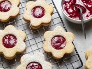 【時給UP中】年末の洋菓子販売  即日～12/31【金・土・日の週3日 / 9:00～18:00】未経験歓迎！花束のような可愛いラングドシャ等、話題の洋菓子店で販売STAFF＜東京グランスタ＞ 時給1700～1800円＋交通費 / 週払いOK / Wワーク / 扶養内 / 何かしらの販売経験があればOK / 期間限定の好条件＆高時給 ◇学生.20代.30代.40代女性スタッフさん活躍中！＜専用フォーム返信＆オンラインで簡単登録＞tan-F-pl-aud