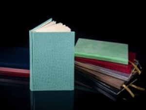 オープニング■即日～長期・3ヶ月の短期もOK■時給1400～1800円(経験による)・交通費支給■英国ラグジュアリーを代表するレザー雑貨ブランドで販売『バッグ・スモールレザー・ステーショナリー等』アパレル未経験も相談OK！【週払い可・制服貸与・シンプルネイルOK・20代,30代,40代.50代】＜WEB/来社 選べる登録方法◆履歴書不要＞AP-g-smyt