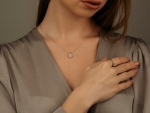 ＜週4～5日＞博多阪急でファインジュエリー販売【時給1400～1500円／週払いOK／交通費支給】◆◆モダンでありながら流行に左右されない、洗練されたデザインのジュエリー＜ジュエリー未経験歓迎！何らかの販売経験歓迎！20～40代女性活躍中！ショップイメージに合った私服勤務＞ap-k-coc