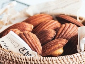 ◇即日～長期＜東京駅一番街＞時給1600円＋交通費◇バームクーヘンやバタ―サンドなど焼き菓子の販売◇菓子未経験さんも歓迎♪ 週4～5日勤務◇8:00～22:00内シフト制◇週払いOK◇じっくり長期で勤務出来ます◇ 学生.20代.30代.40代男女スタッフさん活躍中！＜専用フォーム返信＆オンラインで簡単登録＞FD-T-gps-long①-d