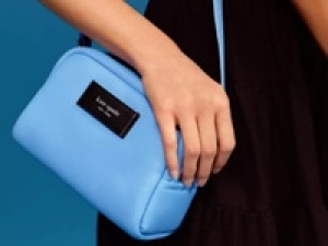 ■長期■時給1650円以上(経験有)+交通費■アパレル未経験相談OK■＜kate spade new york／ケイトスペード　札幌北広島アウトレット＞アメリカ発の人気ブランドでアパレル・バッグ等の販売♪ 【シンプルな私服勤務OK／週払可／社保有給完備／20代,30代,40代女性スタッフ活躍中／スタート日ご相談ください】 ＜WEB登録/ 専用フォーム返信でOK＞AP-T-kate