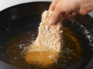 【紹介予定派遣】≪なんなんタウンのとんかつ屋でキッチンスタッフ募集≫ 20代30代40代男女スタッフ活躍中！とんかつ屋で調理スタッフ募集☆彡未経験歓迎！【時給1300～1350円+交通費支給】長年愛されている有名とんかつチェーン店♪制服一式貸与！〈週払いOK★交通費支給〉fd-k-ky②