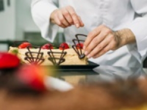 ■時給UP期間中■【洋菓子の製造・補助】即日～長期＜渋谷東急フードショー＞ベルギー王室御用達！チョコレート＆スイーツ菓子の人気SHOP◇洋菓子の製造経験がある方歓迎◇時給1500円＋交通費 / 週払いOK ◇20代.30代.40代.50代前半 男女スタッフさん活躍中！＜専用フォーム返信＆オンラインで簡単登録＞FD-T-ed-vita