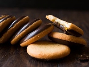 【週3～5日 / 実働4H～OK】即日～長期＜東京駅構内＞時給1600円＋交通費◇未経験歓迎◇スタイリッシュなパッケージでも人気！幅広い層に「喜ばれる東京土産」の箱入りショコラ菓子販売◇洋菓子が好き、興味があるなど大歓迎◇週払いOK◇扶養内◇時短勤務可◇Wワーク◇学生.20代.30代女性活躍中！＜専用フォーム返信＆オンラインで簡単登録＞FD-T-kanp-d