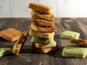 ■時給UP期間中■即日～長期＜日本橋三越＞カフェも大人気！銀座発祥の洋菓子店で販売◇一口サイズのガナッシュやチーズケーキなど人気商品多数◇時給1600円＋交通費 / 週払いOK / 月給例28万～ / 経験が活かせる ◇20代.30代.40代前半 男女スタッフさん活躍中！＜専用フォーム返信＆オンラインで登録OK＞FD-T-shis①