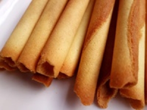 ◆即日～長期(スタート日相談OK)【未経験OK / 週3日～OK 】日給12000円＋交通費『新宿小田急』ロール型のクッキーは代表商品！手土産、日本土産の大定番！箱入り・袋入り洋菓子販売◇20代.30代.40代女性活躍中＜専用フォーム返信＆オンラインで登録OK＞FD-T-yoku-long-mane①