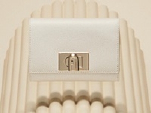 ■長期■時給1500円以上(経験有)・交通費支給■＜FURLA / フルラ　ながの東急＞イタリア発・革新的な進化を続ける老舗バッグブランド【週払い可・社販なし / 制服貸与・シンプルネイルOK・20代,30代,40代女性スタッフ活躍中・スタート日相談OK】＜WEB/来社 選べる登録方法◆履歴書不要＞AP-g-fur