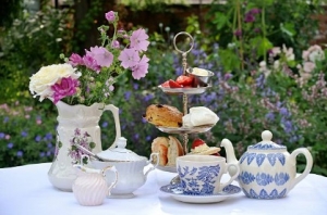 ■長期■時給1500円(経験有)+交通費支給■高級磁器製品の販売■＜新宿伊勢丹＞近世ヨーロッパの王が愛した東洋の神秘！西洋との技術融合を実現させたドイツの老舗磁器ブランド・美しいデザインの食器等で有名♪【私服勤務・駅から徒歩5分以内・週払いOK・スタート日相談OK・20代,30代,40代,50代男女スタッフ活躍中】＜専用フォーム返信＆オンラインで簡単登録＞AP-T-msn