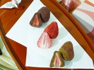 期間限定の高時給1700円＜12/22～12/26　メトロ東京駅＞食品未経験歓迎！『Qua (クア)』超新食感！苺にチョコレートを染み込ませた染みチョコレートが話題！チョコレート販売◇交通費支給 / 週払いOK◇学生.20代.30代.40代.50代女性スタッフさん活躍中！＜専用フォーム返信＆オンラインで簡単登録＞tan-F-qa