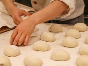 【紹介予定派遣】半年後には企業の直雇用☆★西宮阪急でパン製造のお仕事★☆彡【時給1250～1300円＆交通費】★朝6時スタート！16時までに退社できます★創業118周年♪神戸生まれの老舗ベーカリー！◇オンラインで登録OK！週払いOK！交通費支給◇fd-k-donsei①