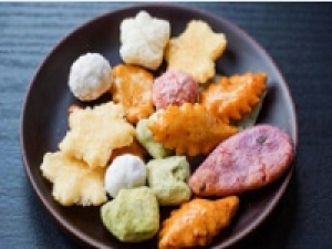 即日～長期＜東京大丸＞もちもちのどら焼き、サクサクのおかき等☆上品なパッケージで手土産にも喜ばれる☆季節を楽しむ和菓子販売◇時給1500円以上＋交通費支給 / 週払いOK /  和菓子未経験OK！プライベートも充実！20代30代.40代.50代前半女性スタッフさん多数活躍中◇社保完備/有給あり/週払い可＜専用フォーム返信＆オンラインで簡単登録＞FD-T-ginbo①-d