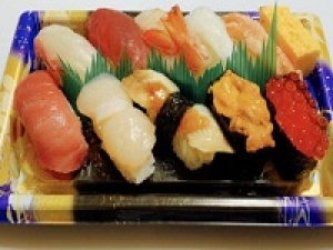 【すし将 / お寿司販売】書類選考のみ / 未経験歓迎＜12/12～12/14　新宿高島屋＞日給12,000円(時給換算1,714円)＋交通費◇7時間以上勤務した場合は残業手当あり(25％割増 /時給2142円)★1日でしっかり稼げる！大人気のパック入りお寿司の催事店舗で販売◇学生/20代.30代.40代.50代 女性スタッフさん活躍中！＜専用フォームの返信＆オンラインで登録OK＞tan-F-syo①