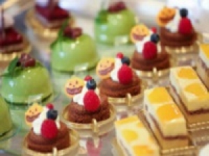 菓子未経験さん歓迎【即日～長期　東京大丸】時給1500円+交◇極上の生クリームスイーツ販売◇洋菓子販売デビューしませんか◇ケーキ・プチガトー・クッキー・サクサクパイなど人気洋菓子が勢揃い♪♪何かしらの接客販売経験があればエントリーできます！20代.30代.40代.50代男女スタッフさん多数活躍中◇素敵な制服貸与♪駅チカ♪デパ地下でお仕事◇週払いも選べます♪＜専用フォーム返信＆オンラインで簡単登録＞FD-T-ed-ante②-d