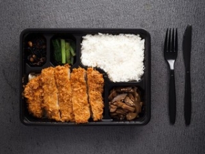 【紹介予定派遣】≪近鉄あべのハルカスのとんかつ屋で販売＆調理スタッフ募集≫ 20代30代40代男女スタッフ活躍中！未経験歓迎！【時給1300～1350円+交通費支給】長年愛されている有名とんかつチェーン店のお持ち帰り専門ショップ♪制服一式貸与！〈週払いOK★交通費支給〉fd-k-del②