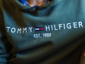 アパレル未経験歓迎【繁忙期・SALE販売応援】12/1～1/31 ＜TOMMY HILFIGER (トミーヒルフィガー)　御殿場アウトレット＞NYで誕生したライフスタイルブランドの複合店でアパレル販売◇時給1450～1500円＋交通費 / 週払いOK / 車通勤OK / 制服貸与 / 学生.20代.30代男女スタッフさん活躍中！＜専用フォーム返信＆オンラインで簡単登録＞tan-A-sale-tomh