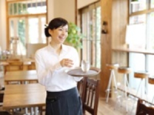 【ホール接客 / 嬉しい賄いあり】未経験OK！即日～長期　マネキン日給11,500円＋交通費＜青山路面店＞銀座発の老舗洋菓子店◇サックリ×ザラメのリーフ型パイはロングセラー◇解放感ある落ち着いた店内・ガーデンテラス◇オシャレなカフェでホールスタッフ♪ 制服貸与あり◇20代.30代.40代.50代 男女スタッフさん活躍中！＜専用フォーム返信＆オンラインで登録OK＞FD-T-ues①