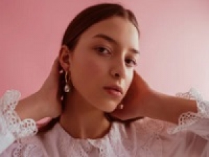 【即日～長期】週2～3日・Wワークや扶養内にも◎ 髪色・ネイル自由度高め！未経験も相談OK！時給1450円(経験有)+交通費＜armoire caprice(アーモワールカプリス)　所沢西武＞ヨーロッパの洗練されたアイテムが揃う！個性が輝るセレクトショップでレディースアパレル販売◇週払いOK・社販50％OFF・私服MIXもOK！◇20代.30代.40代.50代女性活躍中！＜専用フォームの返信＆オンラインで簡単登録＞AP-T-D-Armo