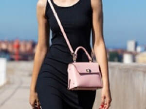 ■即日～長期 / 週4～5(月150時間)■時給1500円(経験有)+交■未経験OK■＜銀座店＞大人気！NY生まれの有名ブランドで販売◇スタイリッシュで使い心地良いアイテムはオフィスでもプライベートでも活躍 ◇バッグ・レザー小物＆ジュエリー・アクセサリー＆シューズ＆時計など【週払いOK・社販なし / 制服貸与・社保有給完備・20代,30代.40代前半 女性スタッフ活躍中】＜専用フォーム返信＆オンラインで簡単登録＞AP-T-micha-in-d