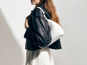 【週3～4日】■長期■時給1500円(経験有)＋交■＜浜松遠鉄＞大人気！NY生まれの有名ブランドで販売◇スタイリッシュで使い心地良いアイテムはオフィスでもプライベートでも活躍◇バッグ・レザー小物＆ジュエリー・アクセサリー＆シューズ＆時計など【週払いOK・社販なし / 制服貸与・社保有給完備・20代,30代女性スタッフ活躍中】＜専用フォーム返信＆オンラインで簡単登録＞AP-T-micha-in