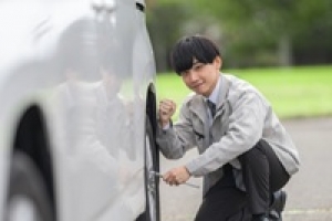 ■即日～長期■未経験OK！フリーター活躍中！有名レンタカー店舗で洗車・回送スタッフ【東川口】所有するレンタル用車両の洗車や点検・車両移動など■車好きなら初心者でも簡単な作業です！■時給1400円～1500円/月収例24万円/交通費支給/週払いOK/制服貸与あり■20代～50代男女活躍中！＜専用フォーム返信＆オンラインで簡単登録＞ OF-T-renta-d