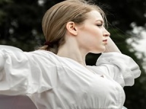 ◆長期◆時給1500円(経験有)+交通費支給＜ANAYI / アナイ　東京大丸＞◆アパレル未経験OK◆2,3か月の短期から長期へ切替OK◆レディースアパレル販売◆エレガントに生きる女性に人気★週払い可・駅から徒歩5分以内・シンプルネイルOK・20代,30代,40代前半女性スタッフ活躍中★＜専用フォームの返信＆オンラインで簡単登録＞ AP-TANAY