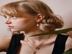 ＊即日～長期・週3日からOK！＊時給1600円以上(経験有)+交通費＊日常に寄り添うジュエリーの販売 ＜池袋ルミネ＞デイリー使いから特別な1点までバリエーション豊富に展開＊ジュエリー未経験歓迎！物販経験があればOKです♪＊週払いOK・服装 貸与あり・社保有給完備＊20代,30代,40代女性スタッフ活躍中！＜専用フォーム返信＆オンラインで簡単登録＞ AP-T-lila-d