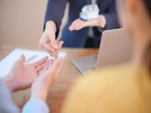 即日スタート☆未経験歓迎！正社員目指せる！運転免許とやる気があればチャレンジOK【大手賃貸不動産の営業スタッフ 行徳店】物件のご紹介や内見同行☆契約書作成や物件情報の登録など☆時給1750円/月収例28万円/週払いOK/土日含む週4～5日☆20代,30代男女活躍中＜専用フォームの返信＆オンラインで登録OK＞OF-T-amp-eb-d