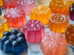 即日～長期＜東京大丸＞◇宝石のような一粒サイズの果実ゼリーで有名！定番から季節菓子まで洋菓子販売◇時給1500～1600円＋交 / 週払いOK / 社保完備給 / 20代.30代.40代.50代女性スタッフさん活躍中！＜WEB/来社 選べる登録方法◆履歴書不要＞fd-j-roku①-d