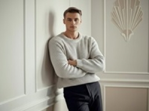 ■長期派遣■高時給！時給1700円以上(経験有)+交通費 / 週3～OK＜LARDINI FLAG SHIP(ラルディー二)   麻布台ヒルズ＞メンズアパレル販売◇花形のブートニエールが印象的なイタリアの港町生まれのメンズブランド！◇週払いOK / 社保完備 / 制服貸与あり / アパレル販売＆スーツ・テーラー扱い経験者歓迎 /20代,30代.40代前半男女スタッフ活躍中！＜専用フォームの返信＆オンラインで簡単登録＞ AP-T-lrdn