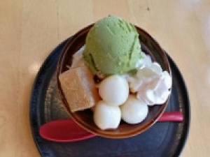 【ホール＆キッチン兼任スタッフ】時給1500円＋交通費＜京・茶房 鶴／玉川高島屋＞京都発の老舗店「鶴屋吉信」が手掛ける甘味処◇人気の「あんみつ」や、季節の生菓子や和パフェが人気◇20代.30代.40代.50代女性活躍中！社保完備/週払いOK＜専用フォーム返信＆オンラインで簡単登録＞FD-T-tsuru①