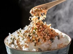 ■時給UP期間中■4/1～長期◇時給1550～1600円＋交通費◇佃煮店が作る高級ふりかけの販売◇有名老舗店でお仕事＜錦松梅(きんしょうばい)  東京大丸＞制服貸与あり /  週払い可 / 社保完備 / 有給あり / 20代.30代.40代.50代 女性スタッフさん多数活躍中！＜専用フォーム返信＆オンラインで簡単登録＞FD-T-ksho①